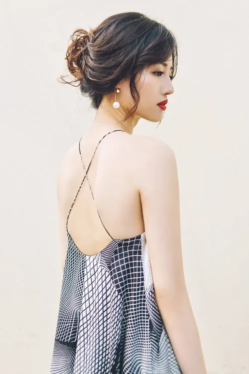 Mẫu váy hở lưng vừa phải, độ khoét đẹp nhất thường nằm ở giữa lưng, phù hợp với nhiều dáng người