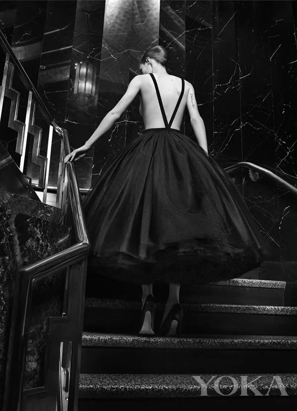 Người mẫu mặc váy hở lưng dây mảnh khoe lưng trần khiêu khích, phong cách phóng khoáng hiện đại