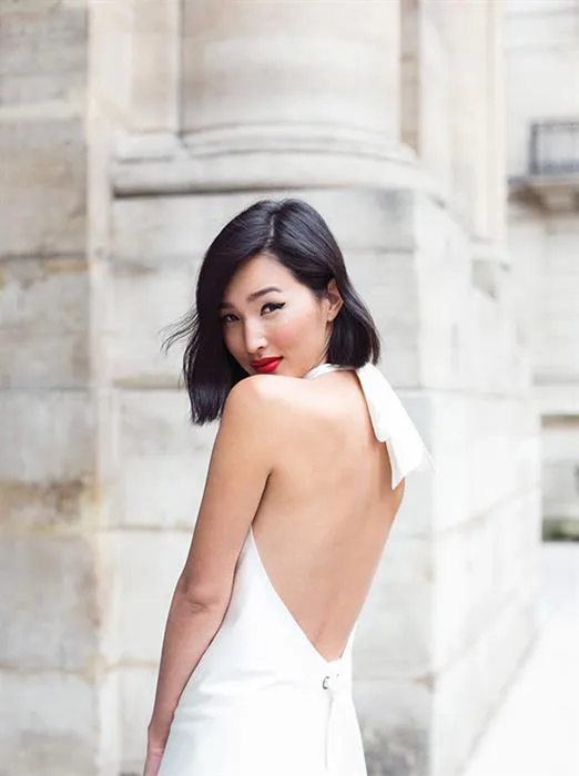 Người mẫu sử dụng áo ngực dán hoặc không dây để mặc váy hở lưng tinh tế