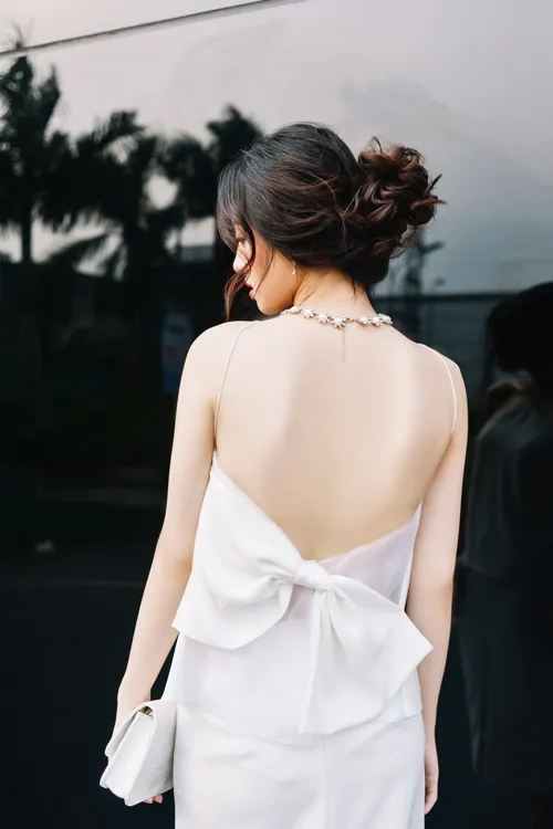 Phụ kiện khuyên tai dài cân bằng tổng thể và tạo sự sang trọng khi mặc váy hở lưng