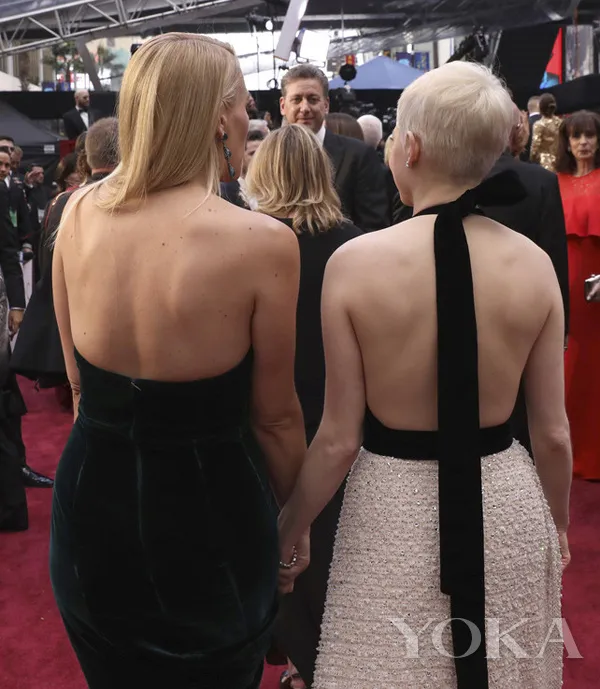 Sao Hollywood mặc váy hở lưng sâu rộng trên thảm đỏ, nhấn mạnh vai u thịt bắp